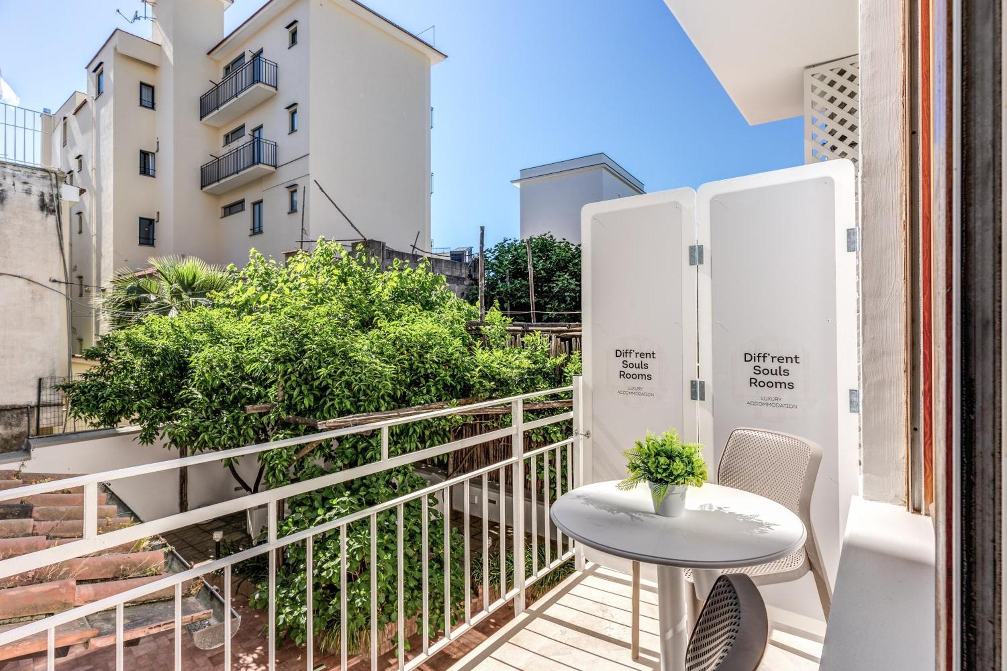 Diff'Rent Souls Rooms - Luxury Accomodation Сорренто Экстерьер фото